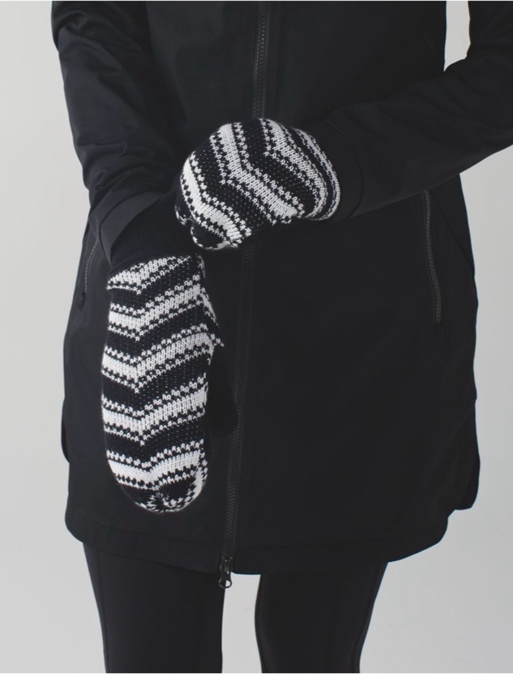 Lululemon Snow Amazing Mittens *Sherpa Black / White